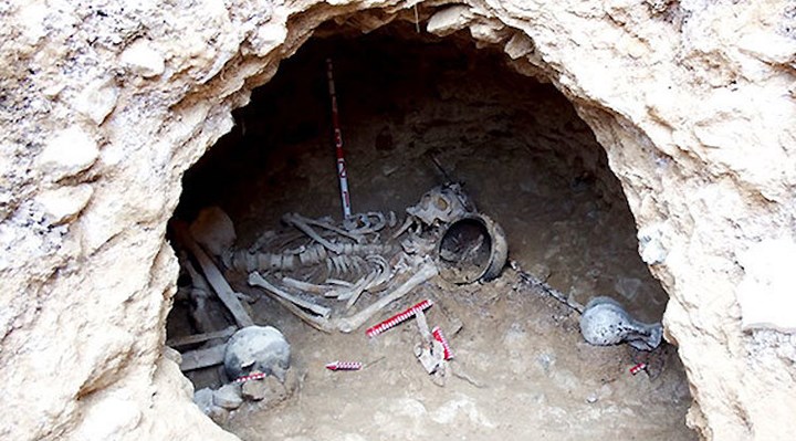 İran: 2300 yıl önce dişlerine implant yapılmış insan iskeletine rastlandı