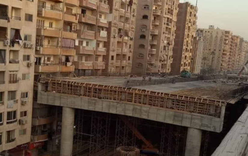Mısırda evlere bitişik yapılan köprü sosyal medyada gündem oldu