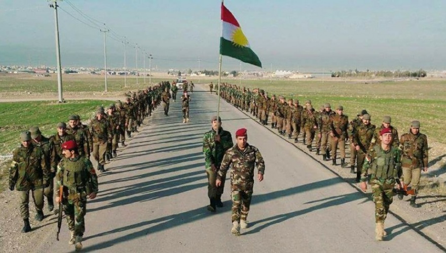 IŞİD terör örgütünün son bir kaç gündür Kürt çifçilere ait ekili arazileri yakmasını görüşmek üzere Peşmerge Bakanlığı’ndan bir heyet Bağdat’a gidiyor. BasNews’e konuşan Peşmerge Bakanlığı Basın ve Enfarmasyon Ofisi Sorumlusu Babekir Feqê, “tartışmalı bölgler” olarak anayasada tanımlanan Kürdistan İdaresi Dışında Kalan Kürt Bölgeleri’nde IŞİD terör örgütünün Kürt çifçilerin ekilili arazilerine yönelik saldırılarında artış olduğunu, yüzlerce dönümlük arazinin yandığını ve bu konuları görüşmek üzere Peşmerge Bakanlığı’ndan bir heyetin Bağdat’a gideceğini söyledi. Babekir Feqê, bu konular dışında Irak Anayasası’nda Peşmerge Güçlerine tanınan haklar ve verilen sözlerin yerine getirilmediğini belirterek bu konuların da Bağdat ile müzakere edileceğini kaydetti. Peşmerge Bakanlığı yetkilisi, bu konular çerçevesinde önümüzdeki günlerde Peşmerge Bakanlığı’ndan üst düzey bir heyetin Bağdat’tı ziyaret edeceğini söyledi.