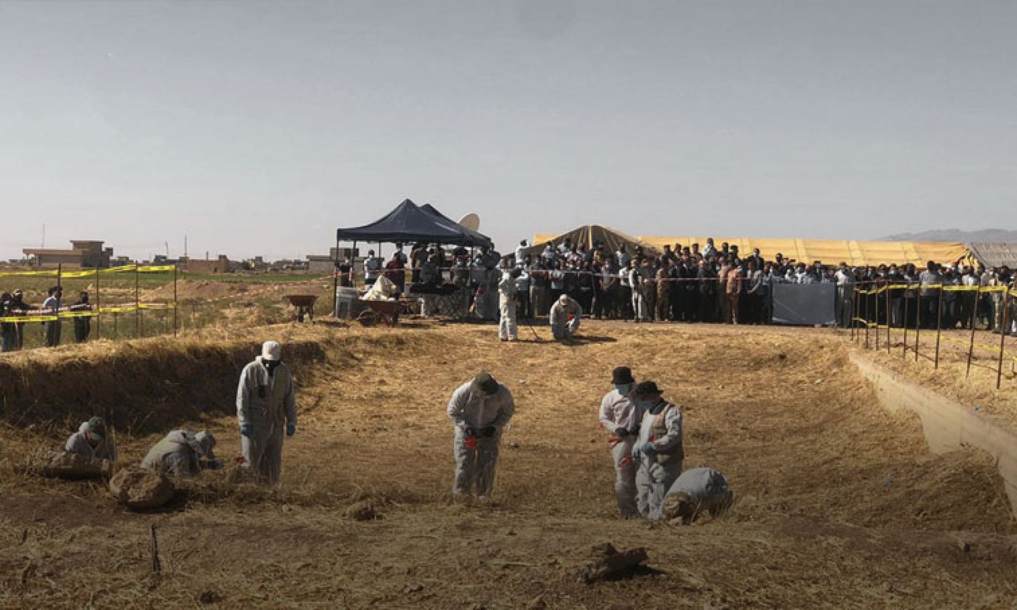 . Nadi Murat, IŞİDŞengal’de IŞiD tarafından katledilen 75 kadın cenazesinin bulunduğu toplu mezar açılıyor