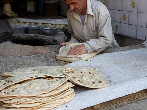 İran'da ekmek fiyatı on günde %70 arttı, fırınlar kapısına kilit vurdu, sosyal medyada ekmek satılıyor
