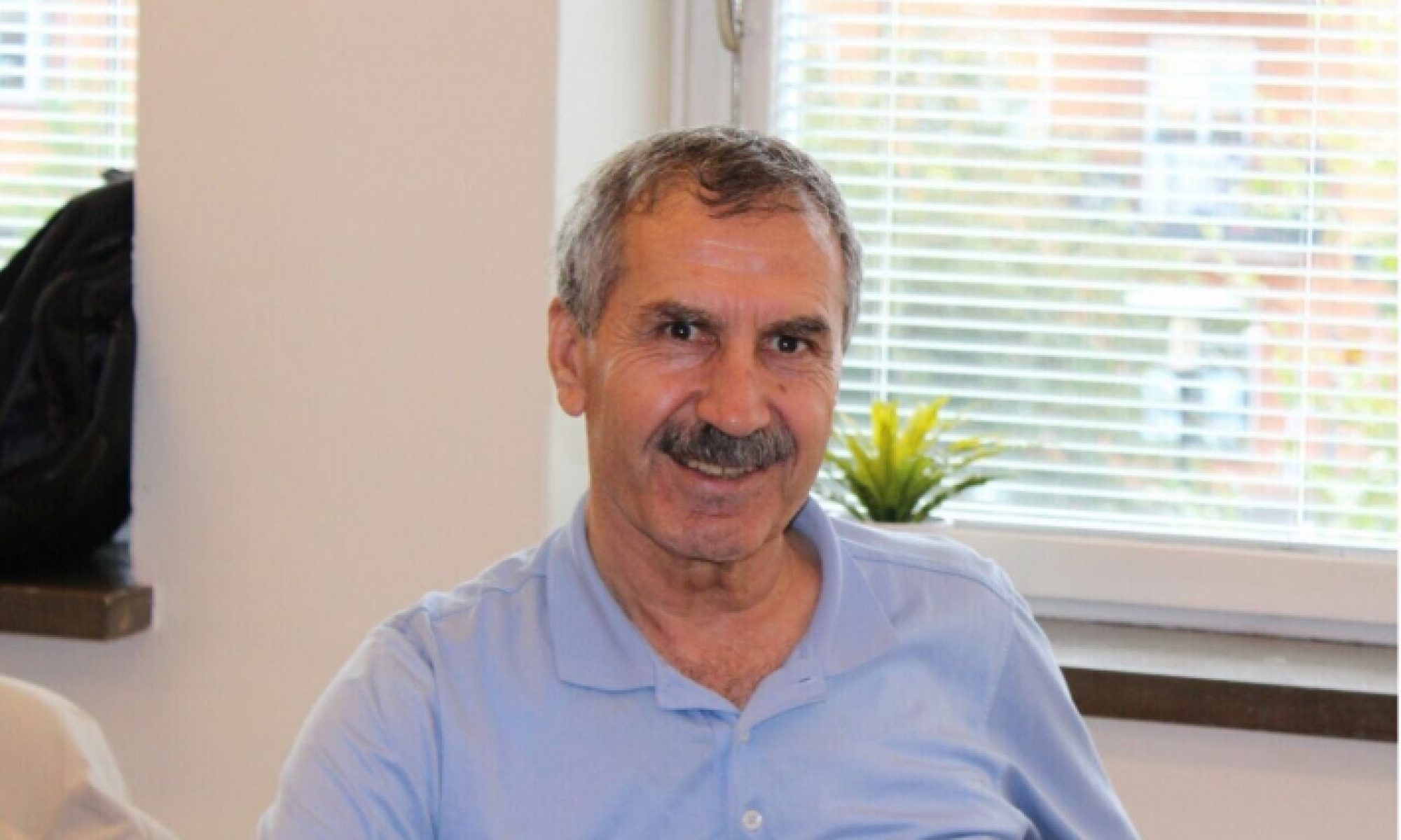 Ankara’da bir süredir koronavirüs tedavisi gören Kürt siyasetçi ve PDK Bakur Sözcüsü Hamit Kılıçaslan hayatını kaybetti. Mardin’in Kızıltepe ilçesinde yaşayan ve 40 gün önce koronavirüs teşhisi konan Kılıçaslan, önce Mardin’deki hastaneye kaldırılmıştı. 31 Ekim’de durumunun ağırlaşması üzerine ambulans uçakla Ankara’ya sevk edilen Kılıçaslan tedavi gördüğü hastanede sabaha karşı hayatını kaybetti. Hamit Kılıçaslan kimdir? 1948 Kızıltepe doğumlu olan Kılıçaslan, Ankara Üniversitesi Hukuk Fakültesi’nde okumaya başladı. Ancak 60’lı yıllarda siyasi nedenlerden dolayı okuldan atılan Kılıçaslan Kürdistan Demokrat Partisi Türkiye (KDPT) içerisinde siyaset yapmaya başladı. 12 Eylül darbesinde Rojava Kürdistanı’na geçen Kılıçaslan daha sonra İsveç’e yerleşmişti. Kılıçaslan aynı zamanda Kürtçe alanında çalışmalar yürütüyordu.