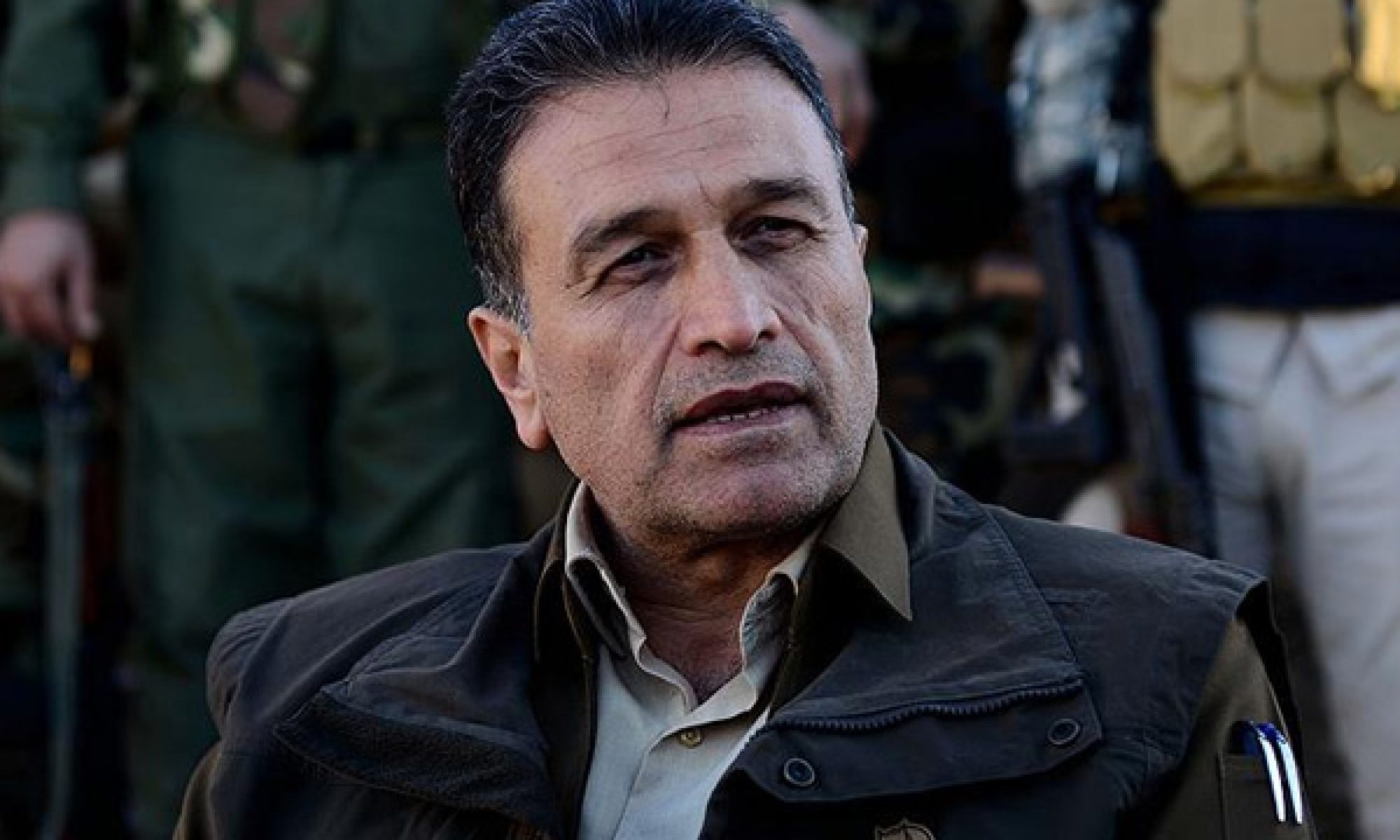 Lezgin: PKK içerisinde bir kanat Kürdistan Bölgesi’ne karşı düşmanlık yapıyor Erbil (Rûdaw) – Peşmerge Bakanı Yadımcısı Serbest Lezgin, Kürdistan petrol botu hattının patlatılmasına ilişkin, “PKK’nin Kürdistan Bölgesi’ne karşı böyle şeyler yapmasını essefle karşılıyoruz” dedi. Lezgin, “Savaş kapımıza dayanırsa buna mecbur kalırız” ifadelerini kullandı. Rûdaw TV’de yayınlanan “Rûdawî Emro” özel programına konuk olan Serbest Lezgin, PKK’nin Kürdistan’dan Türkiye’ye petrol pompalayan boru hattına hangi gerekçe ile sabotaj düzenlediklerini anlayamadıklarını söyledi. Lezgin, “PKK’nin Kürdistan Bölgesi’ne karşı böyle şeyler yapmasını essefle karşılıyoruz. Bu Kürdistan Bölgesi halkı ve hükümetine karşı açık bir düşmanlıktır. Kürdistan Bölgesi hükümeti bu petrolü satarak memur ve çalışanlarının maaşlarını ödüyor. Belliki bununla Kürdistan halkının ekmeğine de mani olmak istiyorlar. Hükümet zayıf kalsın, halka maaş ödeyemesin istiyorlar. Serzêr Asayiş Müdürü’nün şehit edilmesi, Kürdistan petrol boru hattının patlatılması düşmanca eylemlerdir ve tehlikelidir” dedi. “PKK’nin yaptığı gün gibi ortada” Yapmamış olsaydı PKK’nin Serzer Asayiş Müdürü’nün katledilmesini anında inkar etmesi gerektiğini vurgulayan Lezgin, “Erbil Asayiş Müdürlüğü bu konuda açıklama yaptı. PKK yapmamış olsa hemen bu açıklamaya yanıt vermeliydi. Ama olayın üzerinden 15 gün geçtikten sonra inkar etti. Oysa kendilerinin yaptığı gün gibi ortada” şeklinde konuştu. Kürdistan petrol boru hattına düzenlenen sabotaja değinen Peşmerge Bakanı Yadımcısı Serbest Lezgin, “PKK içerisinde bir kol açıkça Kürdistan Bölgesi’ne karşı büyük bir düşmanlık yapıyor. Bu süreçte bunu neden yaptıklarını anlayamıyoruz. Amaçları ortalığı karıştırmaktır, arkasında siyasi amaçlar vardır. Kürdistan Bölgesi’nin ekonomisini çökertmek istiyorlar” değerlendirmesinde bulundu. “Savaş kapımıza dayanırsa mecbur kalırız” Petrol boru hattının patlatıldığı bölgeye PKK’lilerin kolayca ulaşamadığını ifade eden Lezgin, “Gündüz ortasında PKK’lilerin kendi silahlı güçleri ile ulaşamaycağı bir bölgede petrol boru hattı patlatılmıştır. Kürdistan hükümeti bunu araştırıyor. Belli ki onlara yardım eden başka eller bunu yapmış. PKK bunun planını yapmıştır, başkalarına yaptırmıştır. Bununla Kürdistan Bölgesi’nin deneyimini yıkmak istiyorlar, ortadan kaldırmak istiyorar” dedi. Serbest Lezgin, savaş istemediklerini, savaşın Kürdistan’a yıkım getirdiğini vurgulayarak, “Savaş istemiyoruz, durumumuz buna el vermiyor. Savaş Kürdistan’a sadece yıkım getirir. PKK’den talebimiz savaşçılarını Kürdistan Bölgesi’nden çıkarmaları ve siyaset yolunu tercih etmeleridir. Ancak savaş kapımıza dayandığında buna mecbur kalırız” ifadelerini kullandı. PKK’nin başta Kandil, Süleymaniye ve Behdinan bölgelerine konuşlandığını ifade eden Lezgin, szölerine şunları ekledi: “PKK’nin buralarda yerleşerek yaptığı şey Kürdistan halkına düşmanlıktır. PKK tüm Kürdistan halkına ve Kürt partilerine düşmandır ama en çok da Kürdistan Demokrat Partisi’ne karşı bunu yapıyorlar. Biz 1991’den beri kendi sorunlarını gidip kendi bölgelerinde çözmelerini söylüyoruz.” PKK Yürütme Komitesi Üyesi Murat Karayılan’ın Behdinan’a bağlı bazı bölgelere Peşmerge gönderilmesine ilişkin “KDP savaş hazırlığı yapıyor” şeklindeki iddialarına da değinen Lezgin, sözkonusu bölgelerde Peşmerge güçlerinin periyodik olarak görev değişikliğine gittiğini ve bu iddiaların yersiz olduğunu söyledi. Lezgin, “Elbette yerleşim bölgelerine de Peşmerge gönderilmiştir ki biz bu yerlere ve halka zarar gelmemesi için PKK’nin buralardan uzaklaşmasını istiyoruz” şeklinde konuştu. “PKK Şengal Anlaşmasının hayata geçirilmesi önünde engeldir” Şengal’in yeniden inşa edilerek güvenliğinin sağlanması konusunda Erbil ile Bağdat arasında varılan anlaşmayı değerlendiren Peşmerge Komutanı Lezgin, “Şengal anlaşması uluslararası gözlem altında yapılan bir anlaşmadır. Ancak malesef PKK’ye bağlı grupların varlığı anlaşmanın hayata geçirilmesi önündeki en büyük engellerdir. Çünkü PKK Şengal’de kalıcı olmak ve yerini sağlamlaştırmak istiyor” dedi. Şengal Anlaşmasının detaylarına değinen Serbest Lezgin, önümüzdeki süreçte anlaşmanın hayata geçirilmesi için komisyonların görevlendirileceğini ve adım adım çalışma yapılacağını söyledi. “ABD’nin Kürdistan’a dair uzun soluklu planları var” Peşmerge Bakanlığı ile ABD’nin başını çektiği uluslararası koalisyon arasında koordinasynun sürdüğünü belirten Lezgin, “ABD’nin de Kürdistan Bölgesi ile iki yıllık bir planı var. Önümüzdeki süreçte iki Peşmerge tugayı daha silahlandırılacak” diye konuştu.