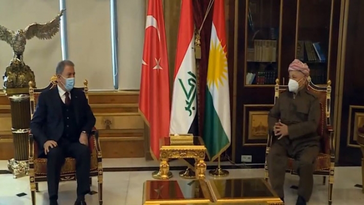 Başkan Mesud Barzani, Türkiye Savunma Bakanı Hulusi Akar ve beraberindeki heyetle görüştü. Başkan Mesud Barzani, Türkiye Savunma Bakanı Hulusi Akar ve beraberindeki heyetle görüştü. Görüşmede; Kürdistan Bölgesi - Türkiye arasındaki ilişkiler,askeri ve güvenlik işbirliği konuları görüşmenin ana gündem maddeleri oldu. Bu görüşmenin ardından Akar, Başbakan Mesrur Barzani’yle bir araya geldi. Görüşme devam ediyor. Akar’ın, Kürdistan Bölgesi Başkanı Neçirvan Barzani’yle de bir araya gelmesi bekleniyor. Hulusi Akar dün Irak’ın başkenti Bağdat’a giderek Irak Başbakanı Mustafa Kazimi ve Iraklı yetkililerle görüşmüştü.