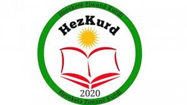 Kürtçe Dil Hareketi (HEZKURD), Kürt parti ve kurumlarına çağrıda bulunarak, “Kürd dili konusundaki sessizliğiniz üzücü ve düşündürücü” açıklamasında bulundu. 2021-2022 eğitim ve öğretim döneminde okutulacak seçmeli dersler için başvuru sürecinin başlaması dil kurumlarını harekete geçirdi. Öğrencilerin tercih ettikleri dersleri 22 Ocak 2021 tarihine kadar okul müdürlüklerine bildirmesi gerekiyor. Kürtçe'nin seçmeli ders olarak tercih edilmesi için Kürt kurum ve dernekleri sosyal medya platformlarında kampanyalar başlattı. HEZKURD’den Kürtçe seçmeli ders ile ilgili yapılan açıklamada, “Birçok Kürt partisinin ve kurumunun son bir haftadır isyan çığlığı gibi her tarafa yayılan bu sese kulak tıkamalarını veya sessiz kalmalarını doğru bulmuyoruz” denildi. HDP ve HÜDAPAR’ın Kürt Milleti'nin belli kesimlerinin gönlüne taht kurmuş partiler olduğu hatırlatılan açıklamada, iki partinin Kürtlerin dil taleplerine sessiz kaldığı ifade edildi. “HEZKURD'den Kürt Parti Ve Kurumlarına Çağrı: Kürd Dili konusundaki sessizliğiniz üzücü ve düşündürücü” başlığıyla yayınlanan açıklamada, şu ifadelere yer verildi: “Değerli Kürt kamuoyunun da bildiği üzere, özellikle son bir haftadır, anadilimiz Kürtçe için, saygın ve emektar Kürt medyasının da desteği ile Kürt Milleti adeta seferberlik içinde, çeşitli çalışmalar yürütüyor. Dil oluşumları, dernekler, bağımsız kuruluşlar, bağımsız kimi saygın isimler ve emektar medya kuruluşlarımız Kürtçe'nin geleceği için adeta kendilerini parçalıyorlar. Etkinlikler, açıklamalar, kampanyalar, çağrılar, yakarışlar peş peşe geliyor. Özellikle, Kürtçe dil mezunları seslerini ve mağduriyetlerini duyurmak için adeta çırpınıyorlar. Lakin hak olan bu sivil ve meşru süreç, siyasi destekten mahrum bırakılmış durumda. Kürtçe Dil Hareketi (HEZKURD) olarak, birçok Kürt partisinin ve kurumunun son bir haftadır isyan çığlığı gibi her tarafa yayılan bu sese kulak tıkamalarını veya sessiz kalmalarını doğru bulmuyoruz. Siyaset, tabanın ve halkın haklı ve meşru taleplerine kulak tıkadığı an iflas etmiş demektir. Bizler ise, siyasetin kulak tıkayan değil, kulak veren ve yol gösteren misyonuna inanarak, haklı bir çağrıda bulunmak istiyoruz. Özellikle taban bulmuş ve halkın teveccühünü kazanmış partilerin ve diğer oluşumların Kürtçe konusunda tabanlarını motive etmeleri, dil bilinci aşılamaları gerektiğini onlara hatırlatmak istiyoruz. Politize edilmiş ve sivil toplum kanadı koparılmış bir milletin yön verenleri elbette ki siyasi parti ve oluşumlardır. Yine, tabanın gündemini belirleyen de siyasetin kendisidir. Örneğin; 1 Mayıs için miting alanlarına yüzbinlerce insan toplayan bir HDP gerçeği var. Ve Kudüs için Diyarbakır Meydanı'na yüzbinlerce insan toplayan HÜDAPAR gerçeği var. Bu iki parti, Kürt Milleti'nin belli kesimlerinin gönlüne taht kurmuş partilerdir. Ama tabanlarının veya tabanları olmayan Kürtlerin dil taleplerine sessizler. Bu sorgulanması gereken bir durumdur. Ve bu eleştirilerimiz sadece bu iki partiye değil, Kürtler'in tüm parti, oluşum ve örgütlerinedir. Kendilerine eleştiri ve çağrımız şudur; acaba tabanınızın dil sorunu, sizlerin öncelikleri arasında değil midir? Ve kendilerine somut önerilerimiz şunlardır. Asimilasyonun önüne geçmek, asimilasyonu tersine çevirmek ve dil bilincini toplumda güçlendirmek için; 1-Kürtlerin tüm parti, kuruluş, dernek ve oluşumları kendi aralarındaki diplomatik ilişkilerde ve diyaloglarda Kürtçe'yi ortak dil olarak kullanmalıdır. 2-Yine tüm bu kurumlar kendi bünyelerinde, üniversitelerin Kürdoloji bölümü mezunlarını istihdam etmeli, böylece Kürtçe için hayati öneme sahip bu bölüme teşvik sağlanmalıdır. 3-Halk arasında ve özellikle seçim dönemlerinde, propaganda dili olarak Kürtçe kullanılmalıdır. Ki bu konuda Türkiye'de herhangi bir siyasi engel/yasak yoktur. 4-Uluslararası tüm kurumlar ile yaptığınız diplomatik görüşmelerde, Kürtçe konuşmaya ve yanınızda tercüman bulundurmaya önem veriniz. 5-Kendi bünyenizde yoğun bir şekilde dil çalışmaları yapacak komisyonlar kurunuz, eğer varsa dil komisyonlarınız lütfen aktifleştiriniz. 6-Her yıl tekrar eden, eğitim ve öğretim yılında, tabanınızı "Seçmeli Kürtçe Dersi" için motive ediniz ve o dersi seçmelerini teşvik ediniz. 7-Çağımızın iletişim penceresi ve adresi olan sosyal medya hesaplarınızda ve paylaşımlarınızda, Kürtçe'ye öncelik veriniz. 8-Kürtçe için yüksek katılımlı mitingler düzenleyerek, dilin bir milleti için hayati önem taşıdığını ve meşru bir hak olduğunu tabanınıza anlatınız. 9-Söz sahibi olduğunuz her bölgede dil bilinci, anadilin gelişimi ve önemi hakkında toplantı, panel ve konferanslar gerçekleştiriniz. Bilinmelidir ki, yukarıda sıraladığımız bu çalışmaları yürütecek tüm parti ve kuruluşlarla, şartsız ve karşılıksız tamamen gönüllülük esasına göre destek sunacağımızı sivil bir hak hareketi HEZKURD olarak taahhüt ederiz.”