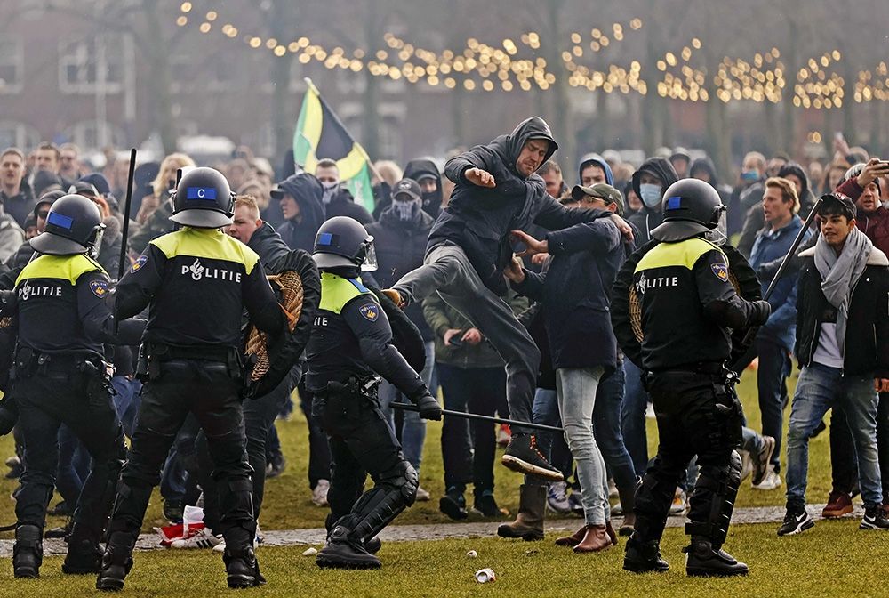 Hollanda'da coronovirüs kısıtlamalarına karşı yapılan gösteriler durmuyor