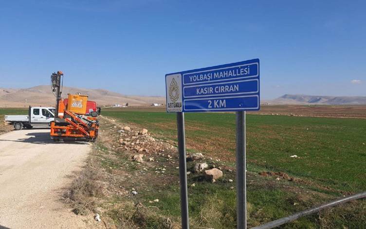 Artuklu Belediye Başkanı köy tabelalarındaki Kürtçe harfleri kaldırdı