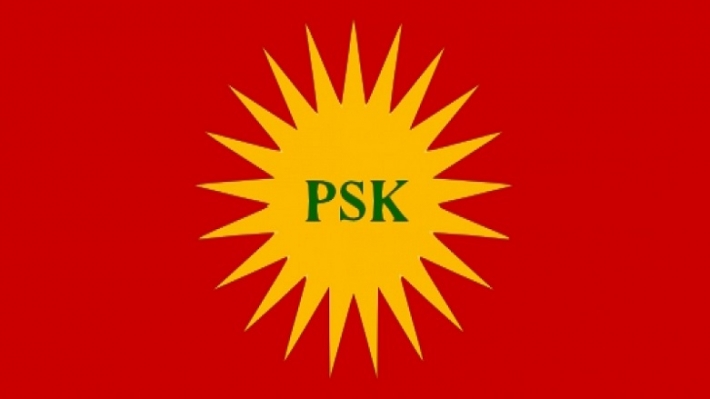 Kürdistan Sosyalist Partisi (PSK) Parti Meclisi, 18 Nisan 2021 tarihinde yaptığı toplantının sonuç bildirisini kamuoyu ile paylaştı. PSK Parti Meclisi, 18 Nisan 2021 tarihinde gerçekleştirdikleri toplantının sonuç bildirisinde şu noktalara dikkat çekildi: “Parti Meclisimiz, hem Kürt ulusal demokratik muhalefetiyle hem de Türk demokrasi güçleriyle etkileşim ve iletişim içinde olmanın yararına ve önemine değinmiştir.” Yapılan açıklamanın devamında şunlar belirtildi: “Parti Meclisimiz, Afrin’de işbirlikçi radikal İslami örgütlerin yardımıyla bölgenin demografik yapısını değiştirmeye hız veren iktidarın, kendisine bağlı işbirlikçilerin işlediği insanlık suçlarına karşı sessiz kalışının ibretle izlendiğinin altını çizmiştir.” PSK’nin Meclis toplantısı açıklamasının tümü şu şekilde: “Kürdistan Sosyalist Partisi (PSK) Parti Meclisi, 18 Nisan 2021 tarihinde toplanmış, gündemindeki konuları görüşmüş, aşağıdaki sonuçlara varmıştır. Ülkemiz Kürdistan’da ve içinde bulunduğumuz coğrafyada önemli ekonomik ve siyasal gelişmeler yaşanmaktadır. Salgın hastalığın yol açtığı yoksulluk, işsizlik, açlık gibi sorunların yanı sıra başta Kürdistan olmak üzere tüm dünyada ekonomik sorunlar artarak devam etmektedir. Bir bütün olarak insanlığın siyasal ve toplumsal yaşantısını derinden etkileyen covid-19 süreci, her geçen gün alışkanlıkların değişmesine yol açıyor, siyasal çalkantıları ve insan sağlığına olumsuz etkileri giderek daha görünür hale getiriyor. Resmi ve gayri resmi verilere dayanan rakamlar; salgının, tüm dünyada milyonlarca esnafın, küçük ve orta boy işletmenin iflas ettiğini, işsizliğin arttığını, bunun yanı sıra büyük şirketlerin daha da büyüdüğünü ve küresel sermayenin giderek küçülen bir gurubun elinde toplandığını gösteriyor. Kuşkusuz bu durumdan en çok yoksullar, dar gelirliler ve emekçiler etkileniyor. Salgın hastalığın büyüttüğü işsizlik, açlık ve yoksulluğun yol açtığı kitlesel göçler, her zamankinden daha belirgin biçimde insanlığı tehdit ediyor. Açık ki salgının ekonomik yaşamdaki yıkıcı etkileri giderek artıyor. Her geçen gün işsizlerin arasına yenileri katılıyor, daha fazla insan açlık sınırında yaşamaya mahkûm oluyor. İktidarın siyasal tercihleri nedeniyle kaynaklar sermaye sahiplerine aktarılırken umudu tükenen emekçi halk yığınları yoksulluğa ve kötü kaderine terk ediliyor. Salgın hastalığın etki altına aldığı Yeni Dünya’da, insani değerler süratle öne çıkıyor. Hiç olmadığı kadar doğanın korunması, sosyal devlet anlayışı, yardımlaşma ve dayanışma gibi değerler insanlığın ortak gündemini meşgul ediyor. Dünya, adil paylaşımın ve dengeli kalkınmanın gündeme geldiği, sağlık hizmetlerinin ve sağlık altyapısının önem kazandığı bir döneme doğru eviriliyor. Bunun yanı sıra yerel yönetimlerin, meslek odalarının, sivil toplum örgütlerinin rolü giderek daha çok ön plana çıkıyor. Salgın hastalığın, Cumhur İttifakı’na anti demokratik programını hayata geçirmek için fırsatlar sunduğunu belirten Parti Meclisimiz, salgının ekonomik kriz ile yüz yüze olan Türkiye’de ve özellikle de Kuzey Kürdistan’da yıkıcı sonuçlara yol açtığının altını çizmiştir. İçeride hukuk tanımayan iktidar bloğunun halkın dikkatini başka yönlere çekmek için aynı zamanda yurtdışında saldırgan ve işgalci politikaya sarıldığını ifade eden Parti Meclisimiz, Afrin’de işbirlikçi radikal İslami örgütlerin yardımıyla bölgenin demografik yapısını değiştirmeye hız veren iktidarın, kendisine bağlı işbirlikçilerin işlediği insanlık suçlarına karşı sessiz kalışının ibretle izlendiğinin altını çizmiştir. İktidarı oluşturan Cumhur İttifakı’nın halk desteğini önemli ölçüde yitirdiğini ve Türkiye’de bir iktidar değişikliğinin kaçınılmaz hale geldiğini belirten Parti Meclisimiz, yüzü demokrasiye dönük olan ve demokratik değerlere inanan örgütlü kesimlerin birlikte ve ortak hareket etmesinin önemini vurgulamıştır. Parti Meclisimiz, bu amaçla hem Kürt ulusal demokratik muhalefetiyle hem de Türk demokrasi güçleriyle etkileşim ve iletişim içinde olmanın yararına ve önemine değinmiştir. İktidarın Kuzey Kürdistan’da ulusal demokratik güçlere ve siyasal mücadeleye yönelik saldırısı, artarak devam ediyor. İktidar, salgını önlemek amacıyla alınan tedbirleri gerekçe göstererek siyasi partilerin, sivil toplum kuruluşların faaliyetlerini engellemeye çalışıyor. Haklarını talep edenler ve bu amaçla eylem yapanlar güvenlik güçlerinin saldırılarına maruz kalıyor. Kuzey Kürdistan’daki askeri operasyonlarla şiddet politikalarını her gün yeni bir ad altında ve acımasızca devreye sokuyor. Öte yandan PKK üsleri bahanesiyle Güney Kürdistan’a yönelik saldırılarını sürdüren iktidar, burada kalıcı üsler oluşturuyor, Irak ve Güney Kürdistan hükümetlerinin egemenliğine saldırmaktan çekinmiyor. Ne yazık ki aynı iktidar, içeride ve dışarıda Kürtleri düşman görmekten, şovenizmi köpürtmekten de geri kalmıyor. Kürdistan ulusal hareketi yönünden risklerin ve fırsatların iç içe olduğuna inanan Parti Meclisimiz, uluslararası gelişmelerin önümüze çıkardığı fırsatlardan yararlanmanın ve ulusal demokratik haklarımızı elde etmenin, yurtsever güçlerin ulusal demokratik temelde ittifak yapmasına, çağdaş yol ve yöntemlerle mücadele etmesine bağlı olduğuna inancını yenilemiştir. Kendi arasında ittifak yapmış Kürt ulusal demokratik muhalefetinin, Türkiye demokrasi ve değişim güçleriyle işbirliğini gerçekleştirmesinin önemine değinen Parti Meclisimiz, hükümetin anti demokratik saldırılarını boşa çıkartmanın ve gerçek bir demokrasiyi kurmanın, Kürt sorununun barışçıl çözümü için diyalog yolunun açılmasına bağlı olduğunu hatırlatmakta yarar görmüştür. Kürtçenin hayatın her alanında kullanılması ve resmi dil olmasının önemine değinen partimiz, Platforma Zimanê Kurdî (Kürt Dil Platformu) ve Tora Ziman û Çanda Kurdî (Kürt Dili ve Kültürü Topluluğu)'nun başlattığı imza kampanyasını desteklediğini bir kez daha belirtmiş, kampanyaya katılmaları için yurt dışındakiler de dâhil Kürt ve Türk halkına çağrıda bulunmuştur. Bugüne kadar yapılan örgütsel faaliyetleri değerlendiren Parti Meclisimiz, önümüzdeki dönemde örgüt ağının yaygınlaştırılması ve örgütlülük düzeyinin daha da görünür hale getirilmesinin yanı sıra kadın ve gençlik alanlarında yapılması gerekenleri tespit etmiştir. Son olarak işbirliği, dayanışma ve sivil toplum çalışmasının öne çıktığını göz önünde tutmak gerektiğini belirten Parti Meclisimiz, bir kez daha Kürt ulusal demokratik güçlerini, demokrasi ve değişim talebi olan kesimleri haksızlığa ve zulme karşı ortak tavır almaya çağırmıştır.” 18 Nisan 2021 Kürdistan Sosyalist Partisi