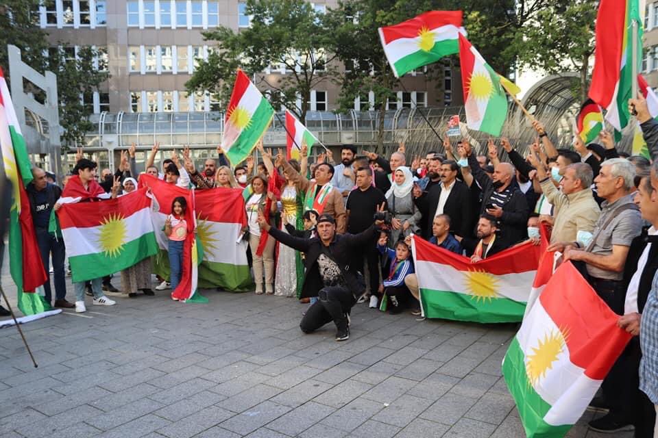 Almanya-Düsseldorf: Kürtler, PKK'nin Rojava siyasetini kınamak için toplandı Newroz Bijo