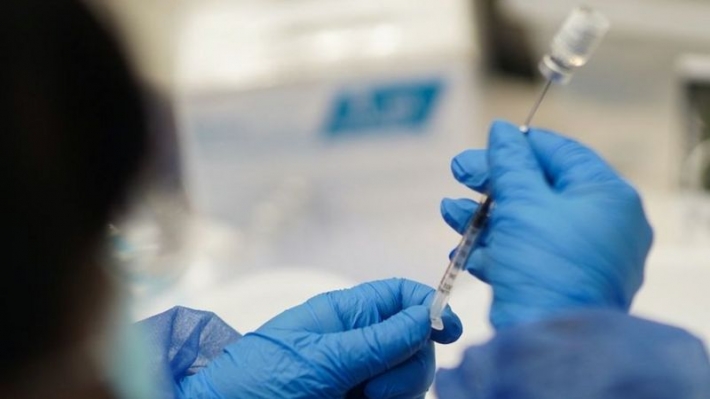 'Tüm varyantlara karşı etkili' tek doz aşının insanlı testleri başladı