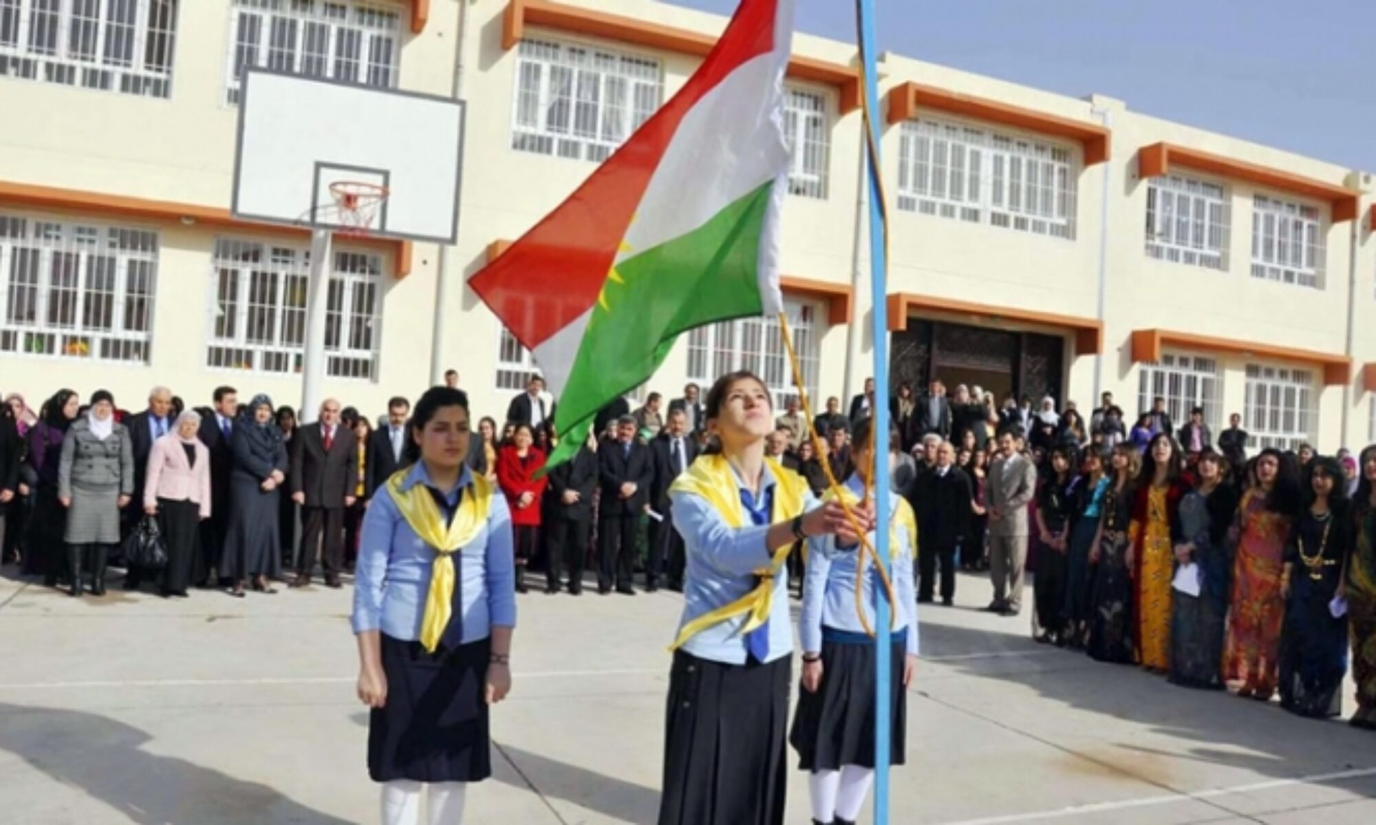 Kerkük’teki bir ilkokul müdürü hakkında Kürdistan bayrağını göndere çekmesinden dolayı gözaltı kararı verildi. Irak genelinde yeni eğitim ve öğretim dönemi pazartesi günü, 1 ay gecikmeli olarak başlarken, Kerkük’teki bir ilkokul müdürü hakkında Kürdistan bayrağını taşınmasından ötürü gözaltı kararı verildi. K24'teki habere göre, Kerkük’teki Ali Merdan İlkokulu’ndaki yeni eğitim döneminin başlangıç töreninde Kürdistan bayrağının taşınım Ey Reqib Marşı’nın okunduğunu bildirdi. Törenin ardından Kerkük Eğitim Müdürü’nün söz konusu okulun müdürünün cezalandırılmasını istediği ve eğitim divanına gelmesini talep ettiği belirtildi. Kürt okul müdürü Arap olan Kerkük Eğitim Müdürü’nün talebini reddederken, güvenlik güçleri okul müdürünün evine baskın düzenledi.