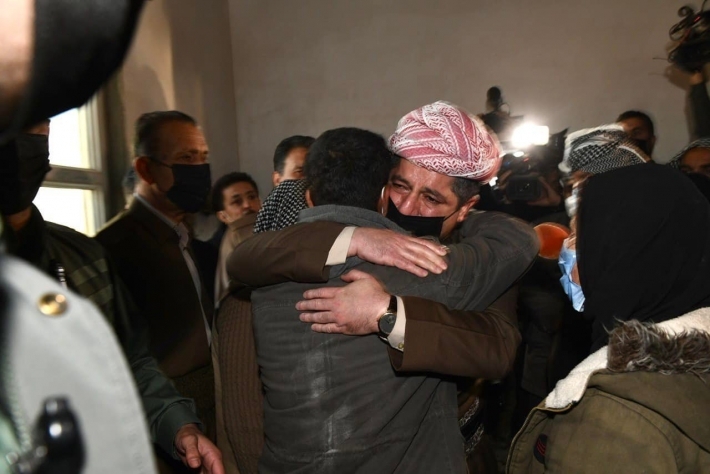Başbakan Barzani, IŞİD saldırısında şehit düşen üç kardeşin ailesini ziyaret etti