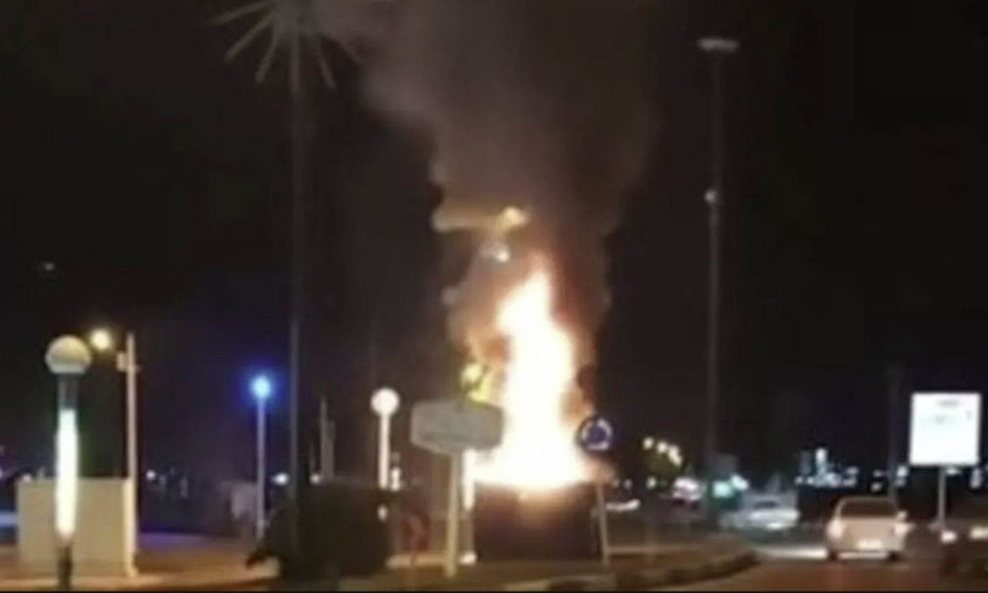 İran’ın ideolojik Merkez Kum’da Humeyni heykeli yakıldı