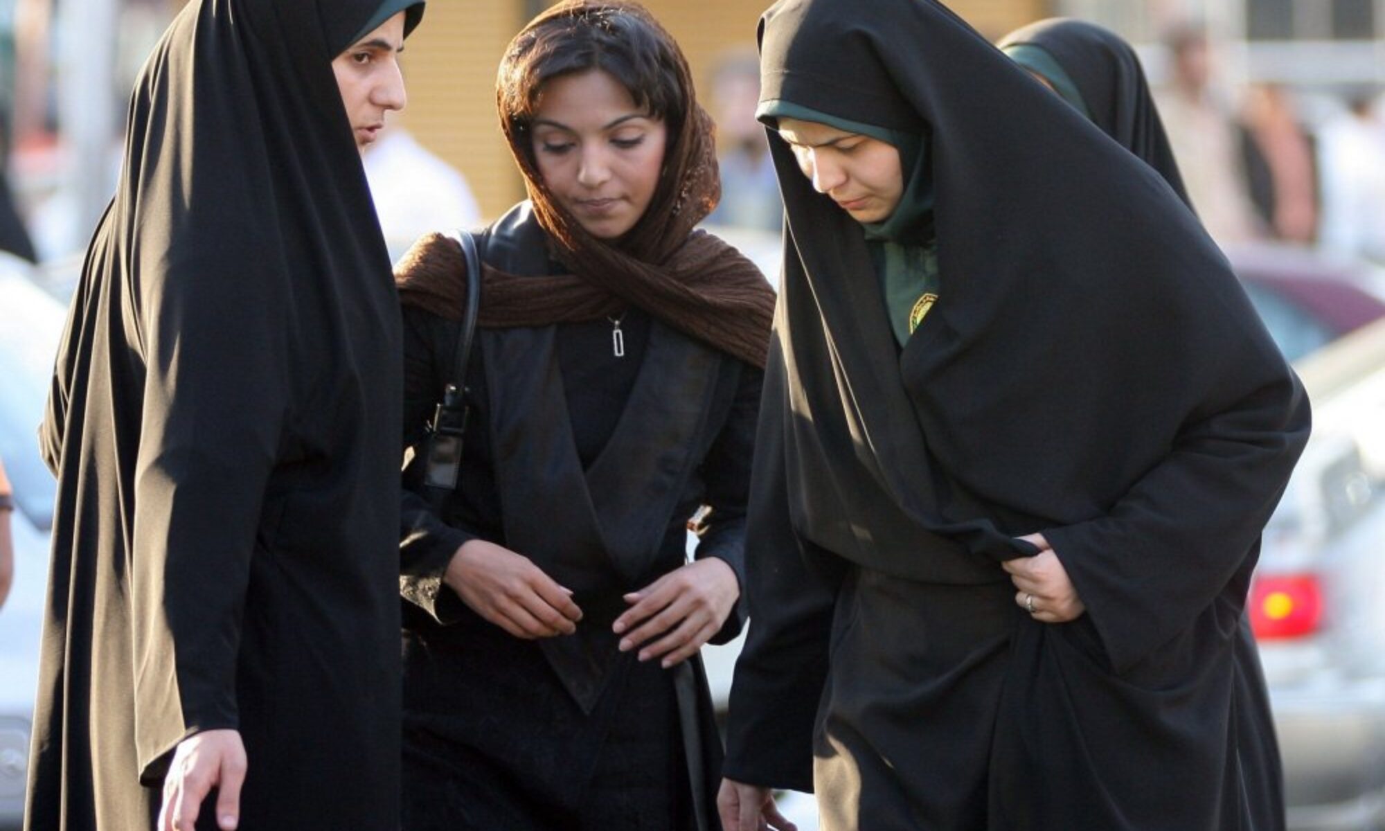 Doğu Kürdistan: İran rejimi Sine’de kadınların giyiminin şeriata uygun olup olmadığını denetlemek için özel birim oluşturdu