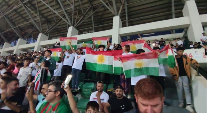 Amedspor maçında Kürdistan bayrağı açtıkları gerekçesiyle gözaltına alınan 5 CNK üyesi bırakıldı