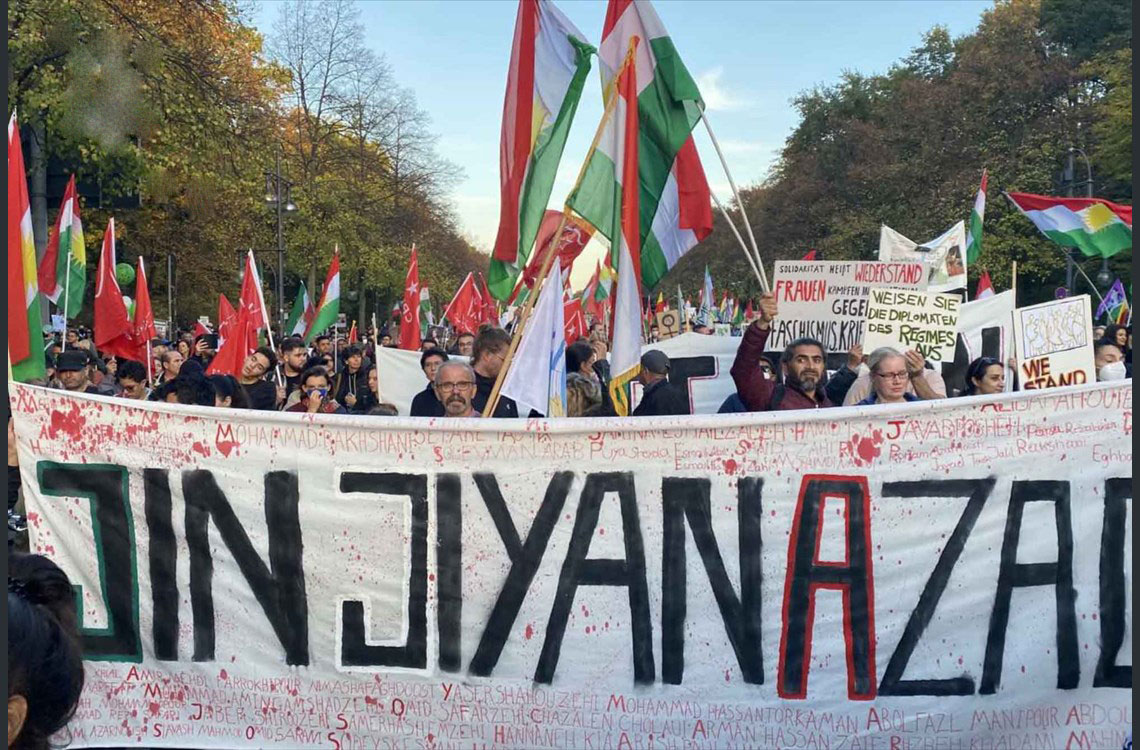 Berlin'de Jina Amini gösterilerine binler destek verdi