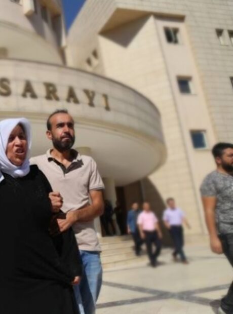 Urfa Adliyesi önünde ‘Adalet Nöbeti’ sürdüren Emine Şenyaşar ve Ferit Şenyaşar gözaltına alındı