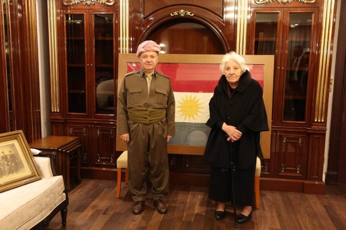 104 yıllık Kürdistan Bayrağı'nı Başkan Barzan’ye dün teslim etti