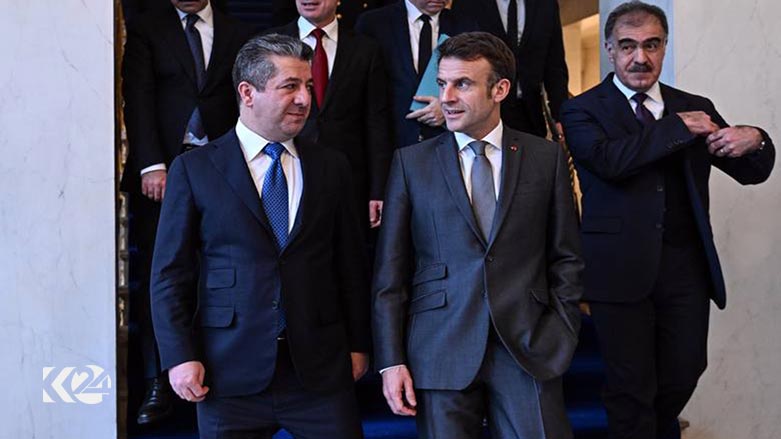 Elysee Sarayı, Fransa Cumhurbaşkanı Emmanuel Macron ve Kürdistan Bölgesi Başbakanı Mesrur ​​Barzani’nin Fransa ile Kürdistan Bölgesi arasındaki işbirliğini daha da güçlendirme hususunda görüş birliğine vardığını bildirdi. Elysee Sarayı'ndan yapılan açıklamada, Fransa Cumhurbaşkanı Emmanuel Macron'un Başbakan Mesrur ​​Barzani ile Çarşamba günü Paris'te bir araya geldiği belirtildi. Paris’teki görüşmede, ülkesinin Kürdistan Bölgesi ile güçlü ilişkilerine vurgu yapan Macron’un terörle mücadelede Kürtlerin rolüne işaret ettiği bildirildi. Fransa’nın Kürdistan Bölgesi'nin istikrar ve güvenliğini önemsediğini söyleyen Macron’un, teröre karşı mücadelede Kürtlerin belirleyici rolüne de övgüde bulunarak, Paris'in Irak’ı istikrarsızlaştırmaya çalışan dış tehditler karşısında Irak'ın egemenliğini korumaya verdiği desteği yinelediği ifade edildi. Kürdistan Bölgesi Hükümeti’nden yapılan açıklamada ise, görüşmede Kürdistan Bölgesi tarım ürünlerinin Avrupa pazarlarına ihraç edilmesinin konuşulduğu belirtildi. Fransa'nın zor zamanlarda her zaman Kürdistan halkının yanında yer aldığını kaydeden Başbakan’ın, Kürdistan Bölgesi'ne verdiği desteği sürdüren Fransız hükümetine ve halkına teşekkür etti. Macron’un ise ülkesinin Kürdistan Bölgesi'ni her alanda desteklemeye devam etmeye hazır olduğunu ifade ettiği bildirildi.