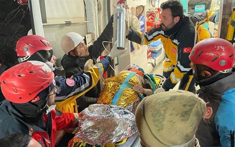 Adıyaman'da 77 yaşındaki kadın depremin 212. saatinde kurtarıldı