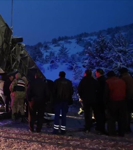 Erzincan’da yolcu otobüsü devrildi: 2 ölü, 21 yaralı