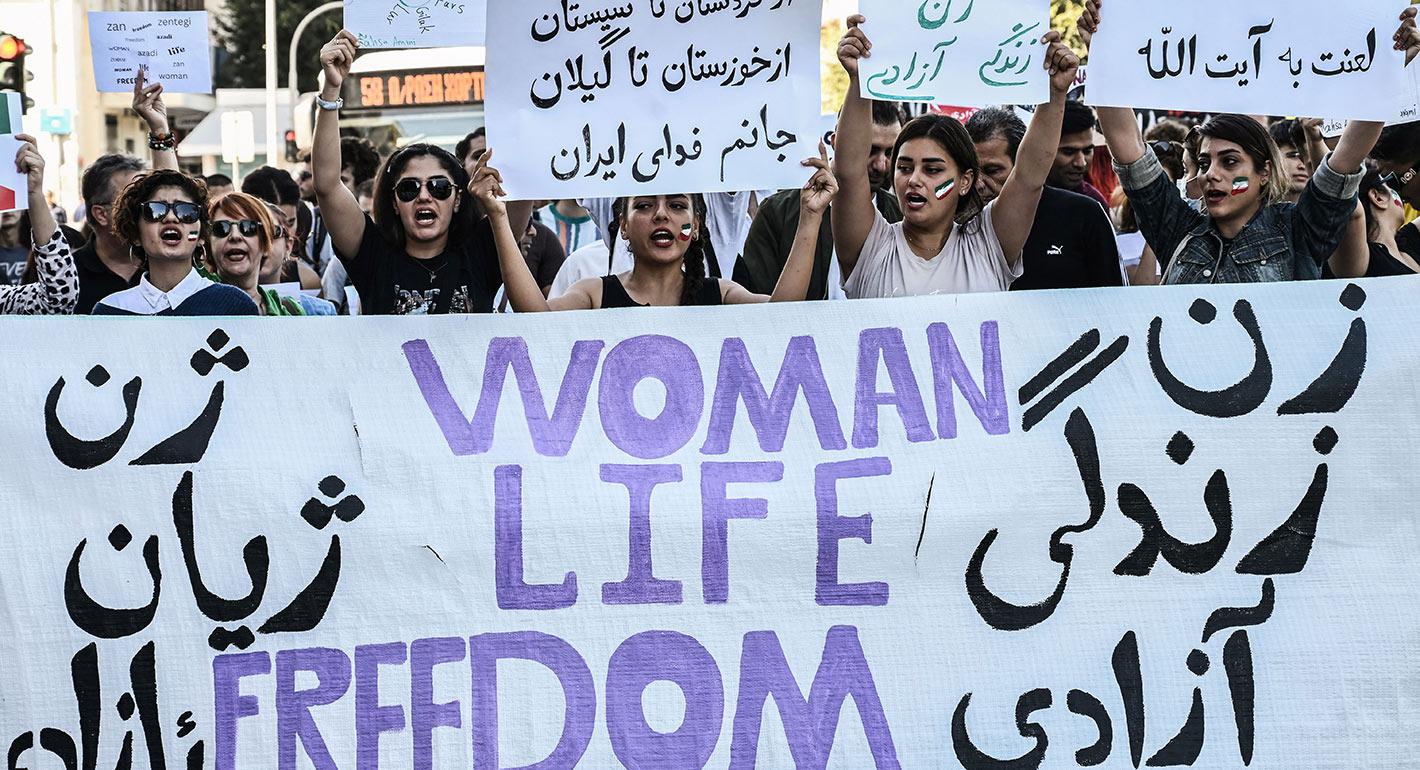 İran’da başörtüsü takmayan kadınların tespiti için sokaklara akıllı kamera yerleştirilecek