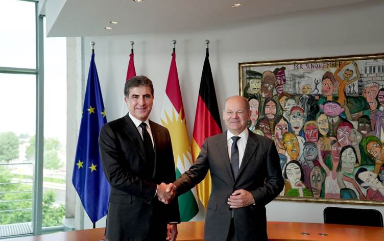 Başkan Neçirvan Barzani ile Almanya Başbakanı Scholz bir araya geldi. Görüşmede Kürdistan Bölgesi ile Almanya ilişkileri, bölgedeki gelişmeler ile her iki tarafın çıkarlarını ilgilendiren ortak konular ele alınacak. Bir dizi resmi temaslarda bulunmak üzere dün akşam Berli’ne giden Başkan Neçirvan Barzani, bugün Almanya Ekonomik İşbirliği ve Kalkınma Bakanı Svenja Schulze, Almanya Dışişlerinden Sorumlu Devlet Bakanı Tobias Lindner ve Alman Federal Ekonomi ve İklim Koruma Bakanlığı Parlamenter Devlet Sekreteri Franziska Brantner ile görüştü. Ardından Başbakanlık Köşküne geçen Barzani, Almanya Başbakanı Olaf Scholz ile bir araya geldi. İki liderin gündeminde Kürdistan Bölgesi’nin Almanya ile ilişkileri, Erbil ile Bağdat ilişkileri, bölgedeki gelişmeler ve iki tarafın çıkarlarını ilgilendiren ortak konular var. Kürdistan Bölgesi ile Almanya arasında uzun yıllara dayanan güçlü ilişkiler bulunuyor. Özellikle IŞİD saldırıları döneminde, Almanya hükümeti IŞİD ile mücadelede ve göçmenlere ilişkin Kürdistan Bölgesi’ne çok sayıda askeri ve insani yardımda bulundu. Peşmerge Güçlerine IŞİD saldırılarına karşı MİLAN füzeleri veren Almanya, aynı zamanda 2014 yılından beri Peşmerge Güçleri, Irak ordusu ve güvenlik güçlerine eğitim ile danışmanlık başta olmak üzere birçok destekte bulundu. Almanya’nın 2016 yılına kadar Irak ve Kürdistan Bölgesinde görev yapan 160 askeri bulunuyordu.