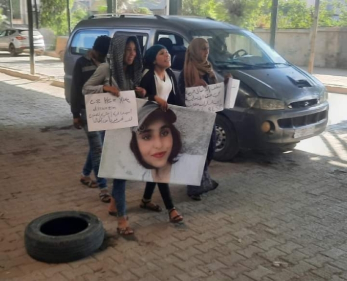 Ciwanen Şoreşger tarafından kaçırılan çocuğun annesi Kobani sokaklarında eylem yapıyor