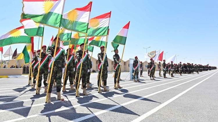 Peşmerge Bakanlığı, 70’inci Birliğe bağlı üç tugayın daha Bakanlığa devredildiğini duyurdu. Bakanlık Sözcüsü, "Yakın zamanda diğer tugaylar da bakanlığa devredilecek" açıklamasını yaptı. Peşmerge Bakanlığı Enformasyon Genel Müdürü Tuğgeneral Omid Osman Muhammed, Başbakan Mesrur Barzani’nin talimatıyla, Peşmerge güçlerinin birleştirilmesi ve reformun süreci kapsamında 70'inci Birlik Komutanlığı’na bağlı 26, 28 ve 30'uncu tugayların Peşmerge Bakanlığı'na devredildiğini bildirdi. Tuğgeneral Muhammed, söz konusu tugaylar hakkındaki kararın devir emrinin verildiği gün itibariyle yürürlüğe girdiğini söyledi. Her tugay 2 bin Peşmerge'den oluşuyor. Omid Osman Muhammed bu güne kadar 23 müşterek tugayın bakanlığa dahil edildiğini belirterek, “Yakın zamanda diğer tugaylar da bakanlığa devredilecek" dedi. Reform süreci ve Peşmerge güçlerinin Bakanlık bünyesinde birleştirilmesinin Kürdistan Bölgesi Hükümeti'nin ana hedeflerinden biri olduğunu vurgulayan Tuğgeneral Muhammed, Kürdistan Bölgesi yönetiminin sürekli bu ihtiyaca dikkat çektiğini hatırlattı. Kürdistan Demokrat Partisi’ne (KDP) bağlı 80’inci Birlikler ile Kürdistan Yurtseverler Birliği’ne (YNK) bağlı 70’inci Birlikler bünyesinde 100 binden fazla Peşmerge barındırıyor. 2010-13 yılları arasında 70 ve 80’inci birliklerden yaklaşık 28 bin Peşmerge 14 müşterek tugayda birleştirildi. Ancak daha sonra taraflar arasındaki gerilim, IŞİD ile yaşanan savaş ve Ekim 2017 olayları süreci sekteye uğrattı. 2018 yılında ABD öncülüğündeki IŞİD’e karşı uluslararası koalisyon ile koordineli bir şekilde Peşmerge Bakanlığı bünyesinde reform ve Peşmerge'nin birleştirilmesi amacıyla 35 maddelik bir proje hazırlandı.