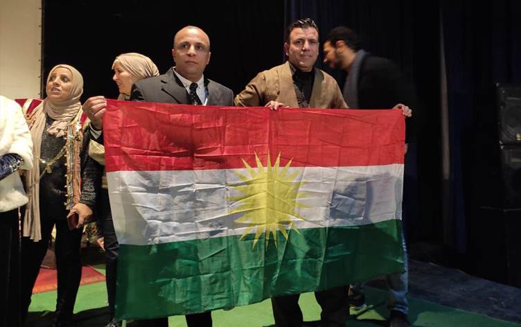 Kürt Tiyatro gurubu katıldıkları festivalde Kürt bayrağı altında yarışmak istedi