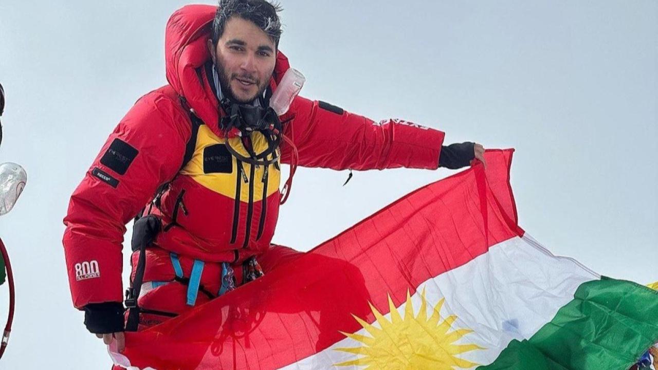 Duhoklu genç Everest zirvesinde Kürdistan bayrağı açtı