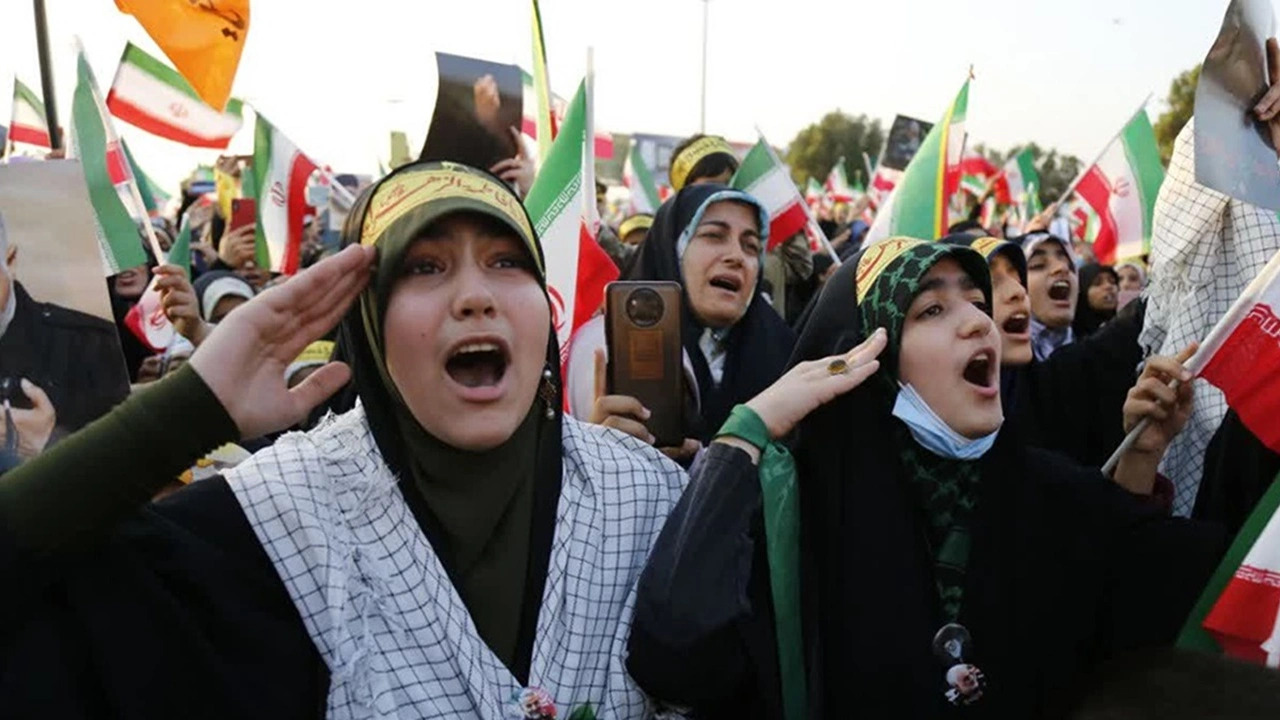 İran, kritik bir yol ayırımında: Halkın rejime verdiği destek tüm zamanların en düşüğüne indi...