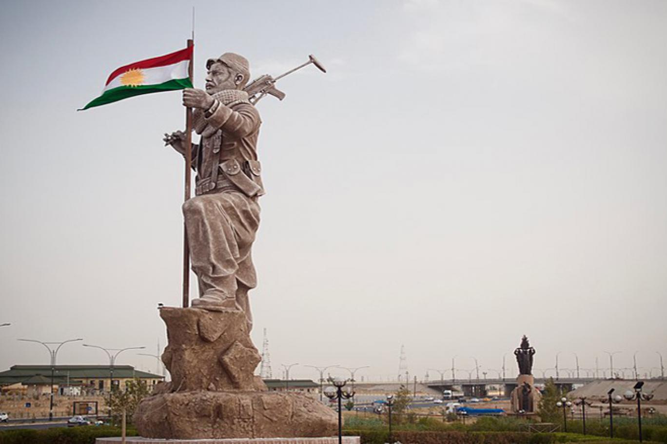 Kürdistan Demokrat Partisi (KDP) Siyasi Büro Üyesi Hemin Hewrami, “Mesrur ​​Barzani başkanlığındaki onuncu kabinenin kurulmasının ardından, başbakan yardımcılığı veya başka herhangi bir görevi üstlenen diğer güç ve partilerin gerçekten hükümette yer almasını umuyoruz.” dedi. KDP Siyasi Büro Üyesi Hemin Hewrami, gerçekleştirdiği basın açıklamasında, tüm siyasi partilerin demokratik süreç çerçevesinde hareket etmesi temennisinde bulunurken, “Şunu unutmamalıyız ki seçimlerden sonra yeniden oturup anlaşacağız.” ifadesini kullandı. “KDP’nin mesajı barış ve kardeşlik mesajıdır, KDP hiçbir tarafa saldırmak için inisiyatif almayacaktır.” diyen Hemin Hewrami, “Mesrur ​​Barzani başkanlığındaki onuncu kabinenin kurulmasının ardından, başbakan yardımcılığı veya başka herhangi bir görevi üstlenen diğer güç ve partilerin gerçekten hükümette yer almasını umuyoruz.” sözlerini paylaştı. Kerkük konusuna da değinen Hewrami, KDP’nin ildeki konumunun her zaman net olduğunu ve her zaman Kürt çıkarlarını dikkate aldığını belirtti. KDP Siyasi Büro Üyesi, “KDP’ye valilik görevini belirlemek için birkaç kez yasal yeter sayıyı tamamlama fırsatı verildi, ancak Başkan Barzani bu görevin tek bir partinin çıkarına değil, bir bütün olarak Kürt toplumu için olması gerektiği konusunda ısrar etti; zira birçok Kürt görevi uğruna feda edilmişti.” diye konuştu. Kürdistan Bölgesi'ndeki yönetime ilişkin ise Hewrami, “Bazı partiler hükümete katılıyor ancak diğer taraftan yönetimin baltalanmasından yana ve yönetim ilkelerine karşı çıkıyor.” açıklamasını yaptı.