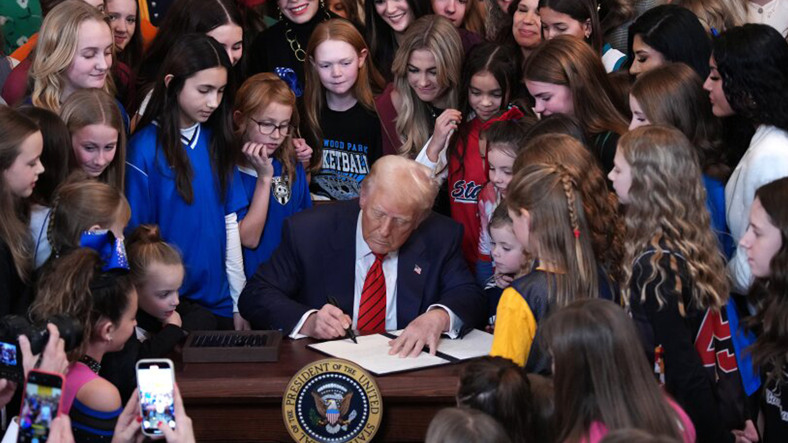 Trump'tan trans sporcuların kadın musabakalarına katılmasını yasaklayan kararnameyi imzaladı