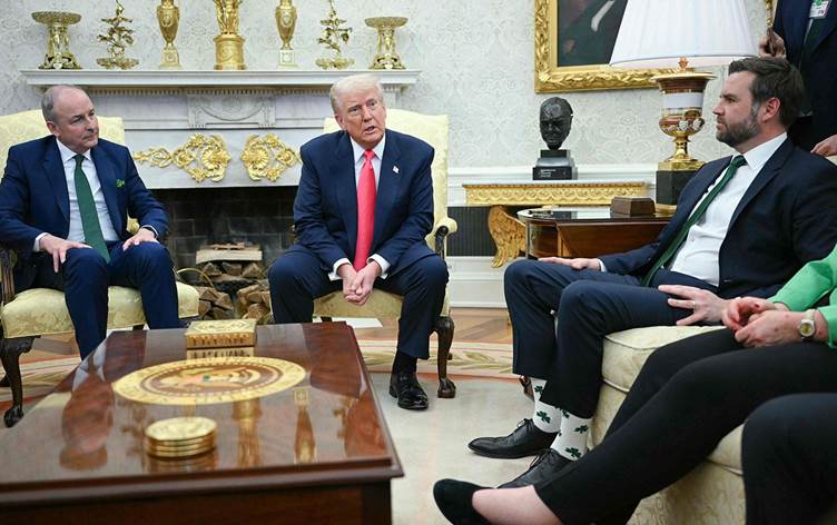 Donald Trump: Enflasyondan bahsetmem gerek ama bu çoraplara bayıldım.